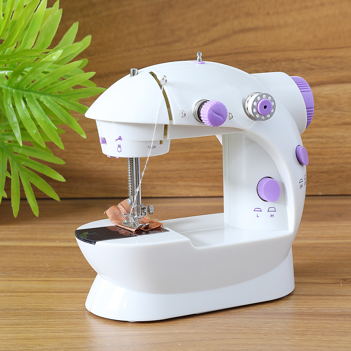 Портативная швейная машинка 4 в 1 переносная мини помощница Handheld Sewing  Machine SM-202A