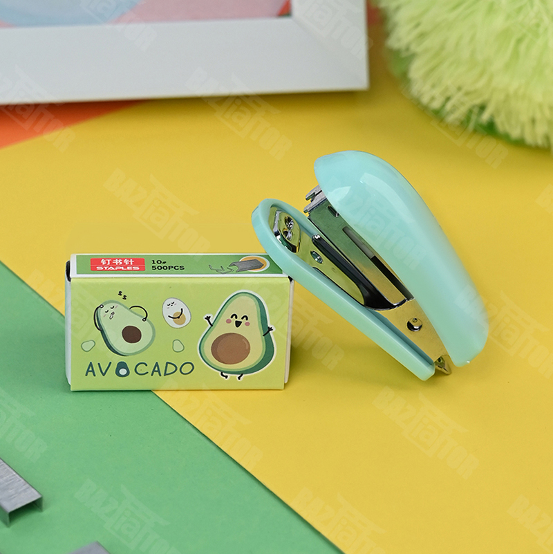 Детский канцелярский набор степлер канцелярский 10 мм маленький и скобы .