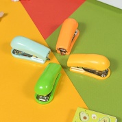 картинка Детский канцелярский набор степлер канцелярский 10 мм маленький и скобы для степлера Авокадо