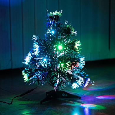 Зеленая заснеженная елка со светодиодными иголками и звездой LED